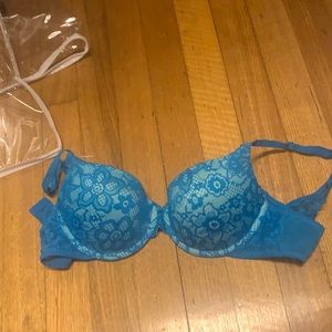 This is a beautiful lace bra that’s a 34 C